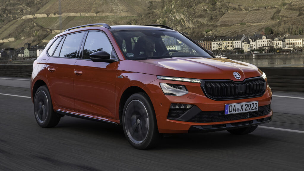 KAMIQ ROJO EN CARRETERA